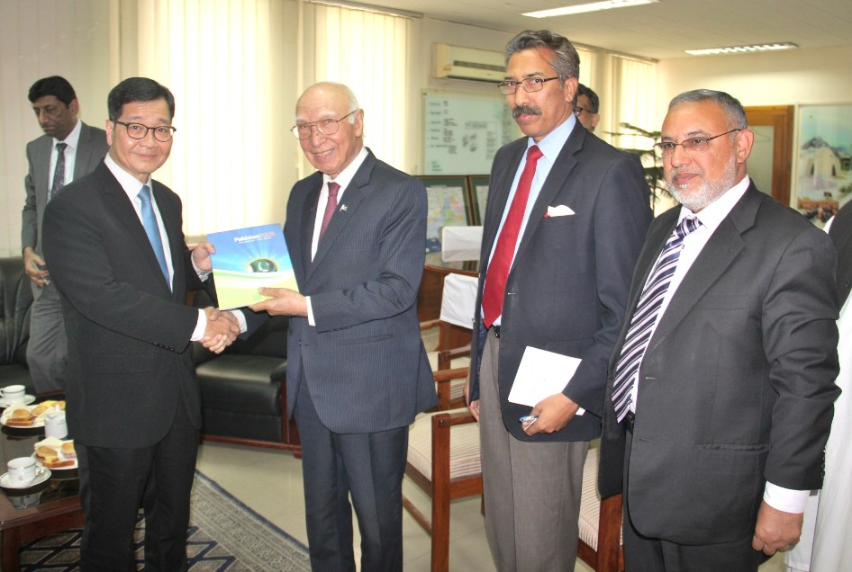  Secretary General, APO Japan with Mr. Sirtaj Aziz